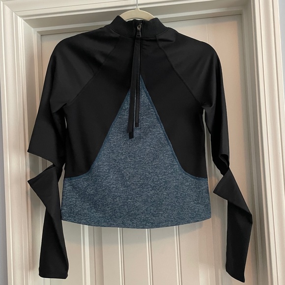 Under Armour Small Rehearsal Long Sleeve Crop Top - Picture 3 of 10